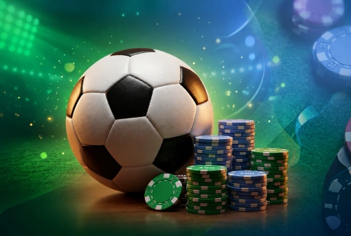 Bola de futebol e fichas de cassino